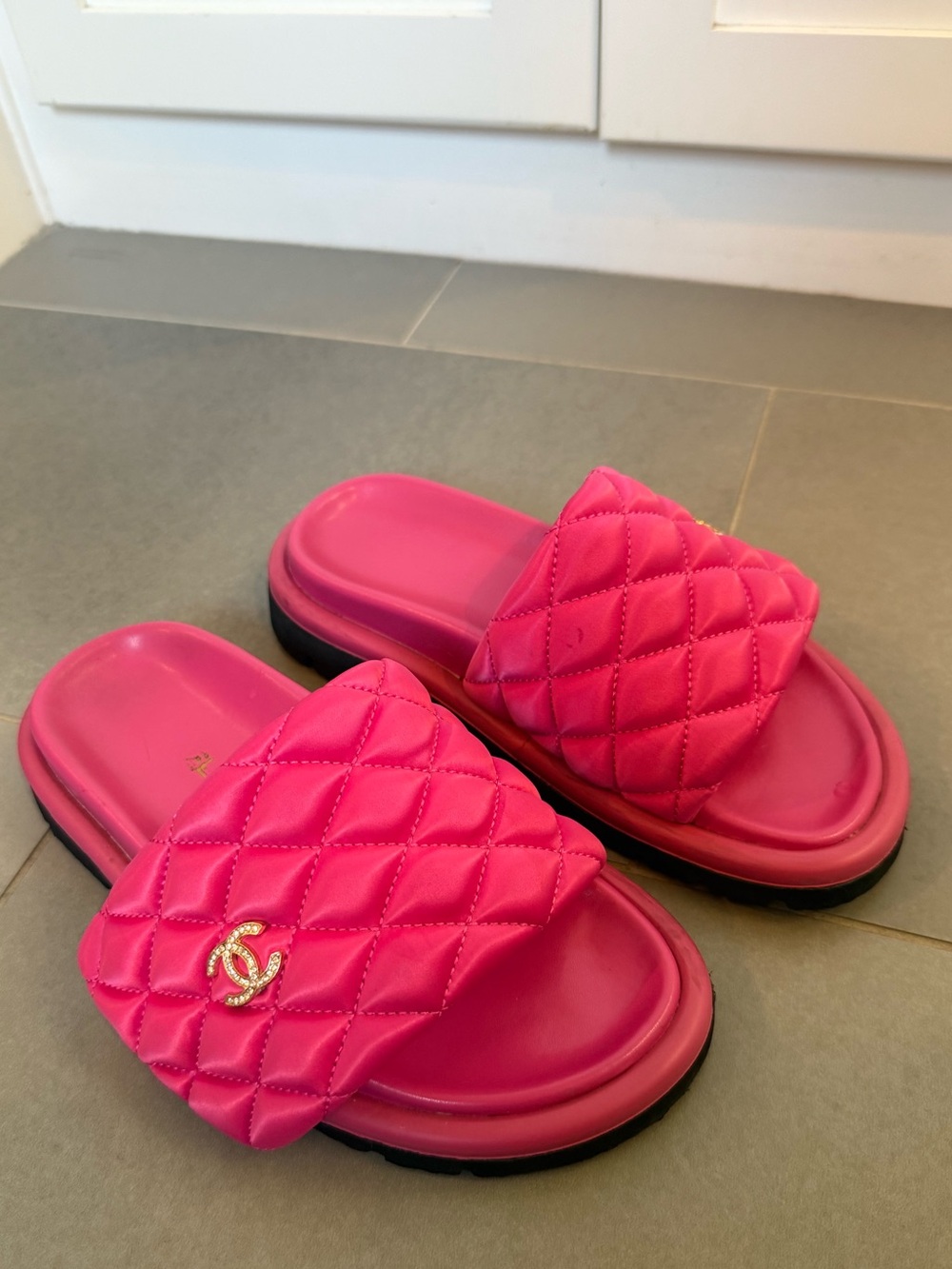 Hot pink slide sandals - Picture 2 of 3
